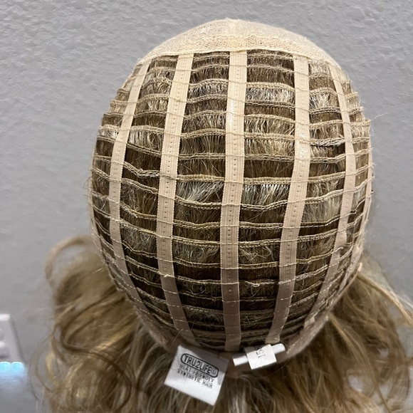 Raquel Welch It Curl
Pale Golden Honey RL16/88 - Picture 6 of 8